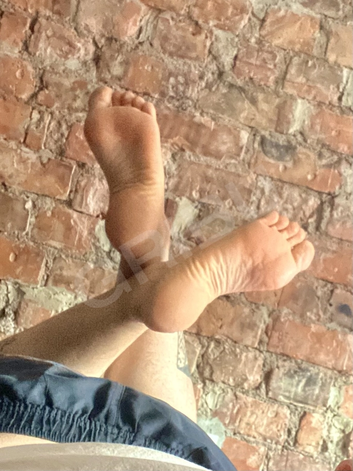 Advertisement (8806849) - Feet4You 1