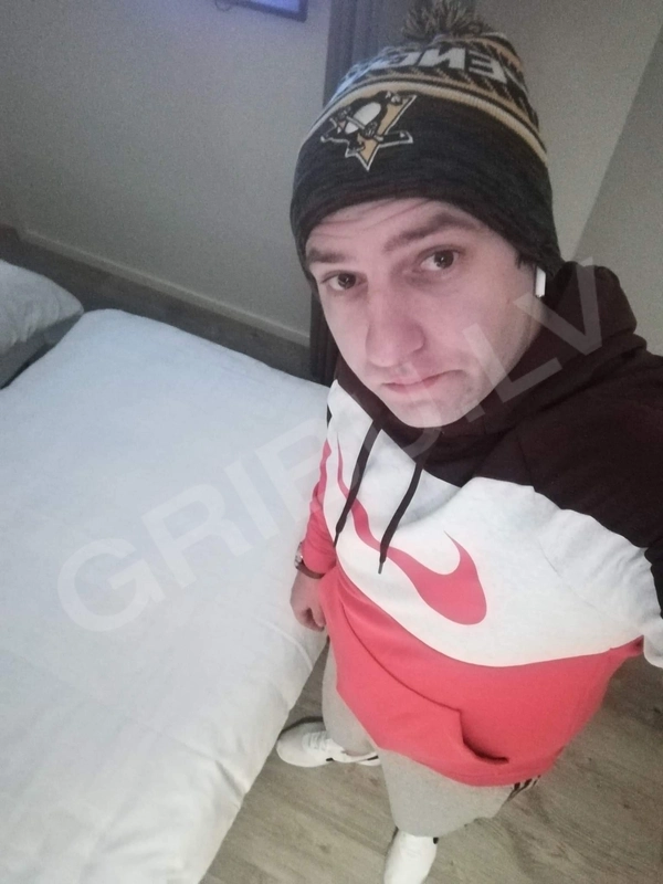 Ainis1989946009