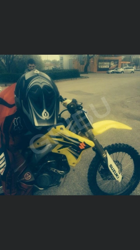 Kniede857089