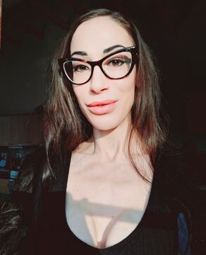JULIA TANTRA