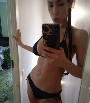JULIA TANTRA